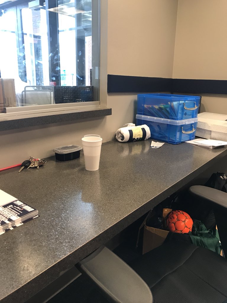 Schubbe91's tweet photo. @TheKitKaiser That may be your office ,but this is your desk. https://t.co/FUupgyJu58