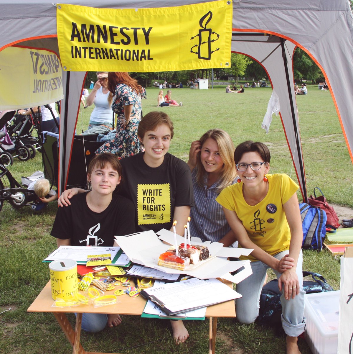 amnestycz's tweet photo. Festivalová sezona se nevyhýbá ani Amnesty. Takhle jste nás mohli potkat na #BudějovickýMajáles a ode dneška do neděle nás najdete na #Refufest! Stavte se třeba v naší živé knihovně, nebo na debatě s naší migrační specialistkou Šárkou. Těšíme se! https://t.co/iazX5xDciD