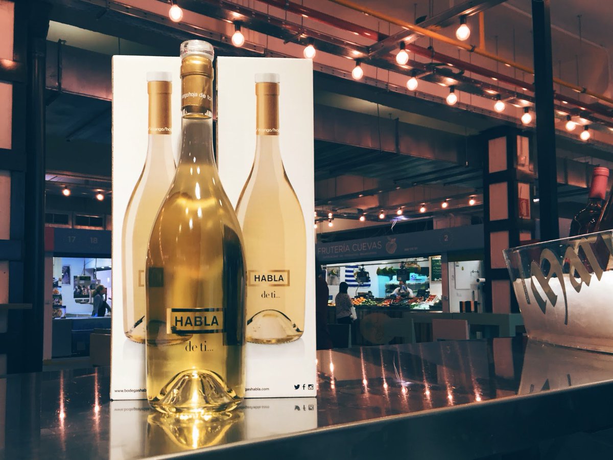 TaninosSI's tweet photo. En este viernes en #Taninos no te pierdas el vino Habla De Ti 🍷🍾 con su aroma intenso con toques de espárrago, mango, hoja de tomate y boj 😋 #drinks https://t.co/kW3UsPuzwM