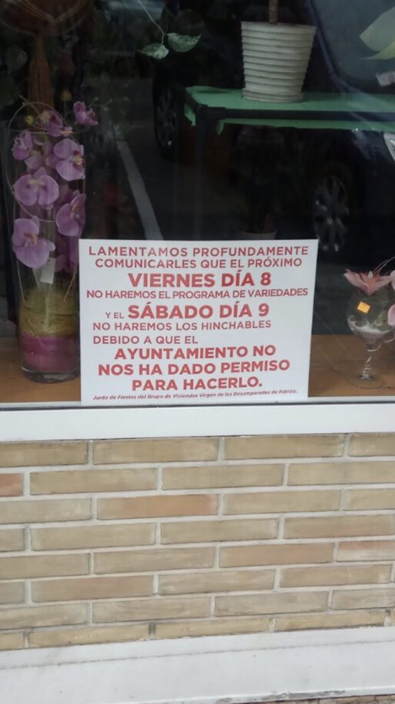 ValenciaEscucha's tweet photo. El Ayuntamiento prohíbe las fiestas del grupo de viviendas Virgen de los Desamparados de #Patraix. Luego para cortar medio centro para la cabalgata de las magas republicanas bo tienen problema. Los vecinos de Patraix en cambio no tienen derecho a unos hinchables... 
#Valencia https://t.co/aBTsci5bVO