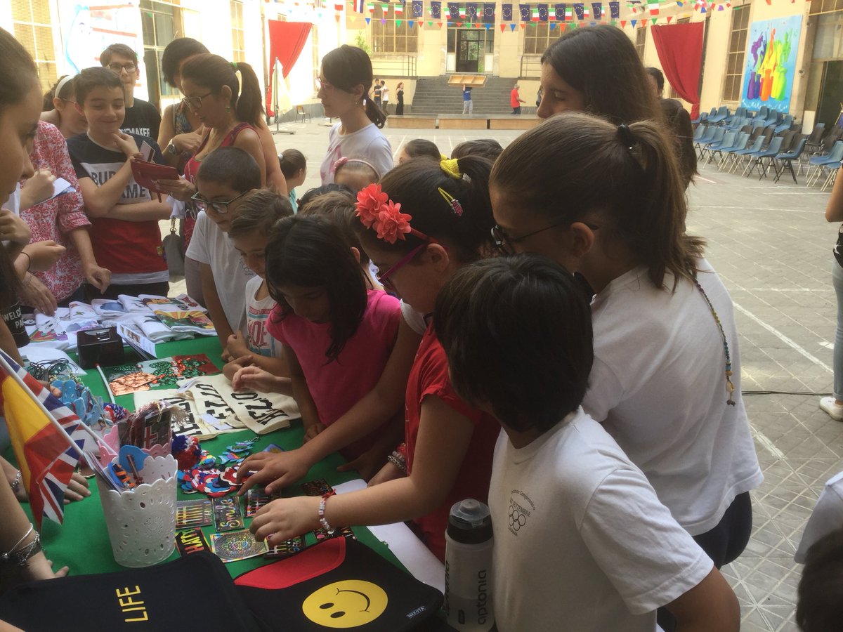 IC_XXSETTEMBRE's tweet photo. We had a beautiful and colorful European market! #GettingThereOnYourOwn @arbetsro @KuloinenSchool @ElPenascal @PiltonBluecoat https://t.co/M0zLkVKQYN