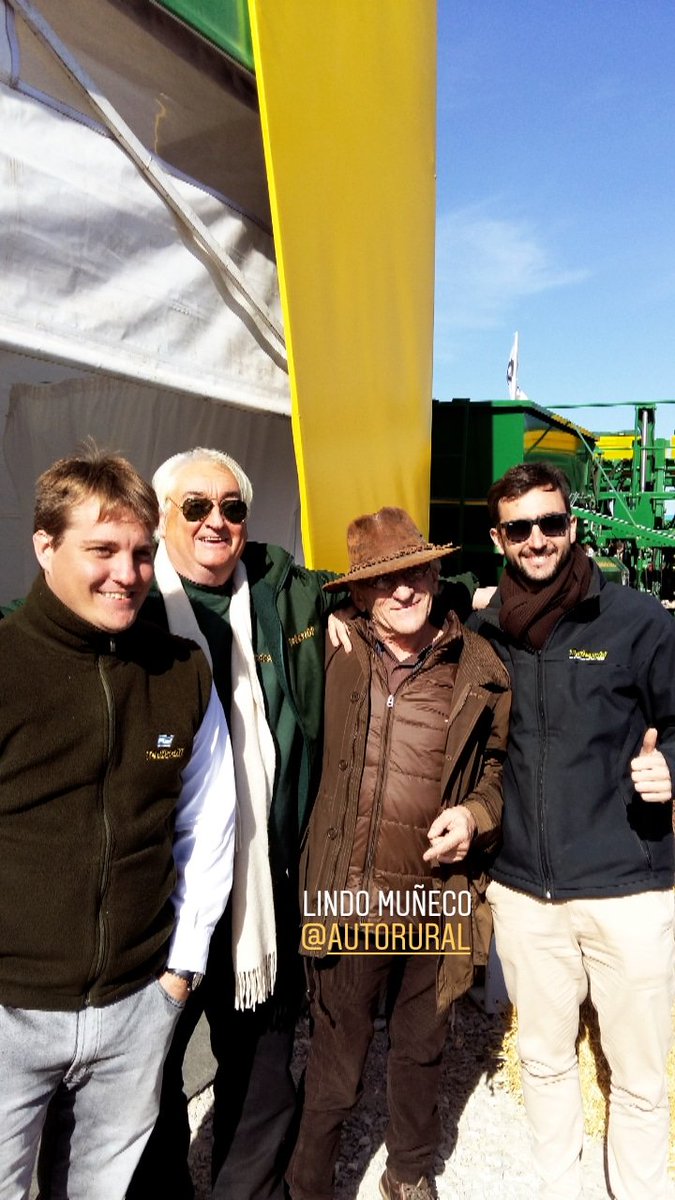 LeoTedeschi's tweet photo. Linda visita en el stand! https://t.co/65CFI23Jq6