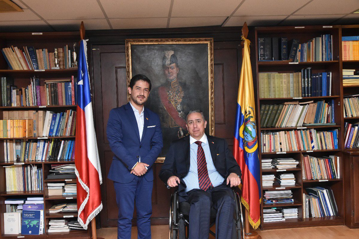 secap_ec's tweet photo. Nuestro Director Ejecutivo @Mario_Ecuador y Eduardo Tapia Embajador de #Chile en #Ecuador acordaron realizar alianzas estratégicas para poner en ejecución capacitación en áreas de manipulación de alimentos y gestión de riesgos. | Alianza 🇪🇨 y 🇨🇱 @Lenin Moreno, @ChileenEcuador https://t.co/mgDUZIeRDZ