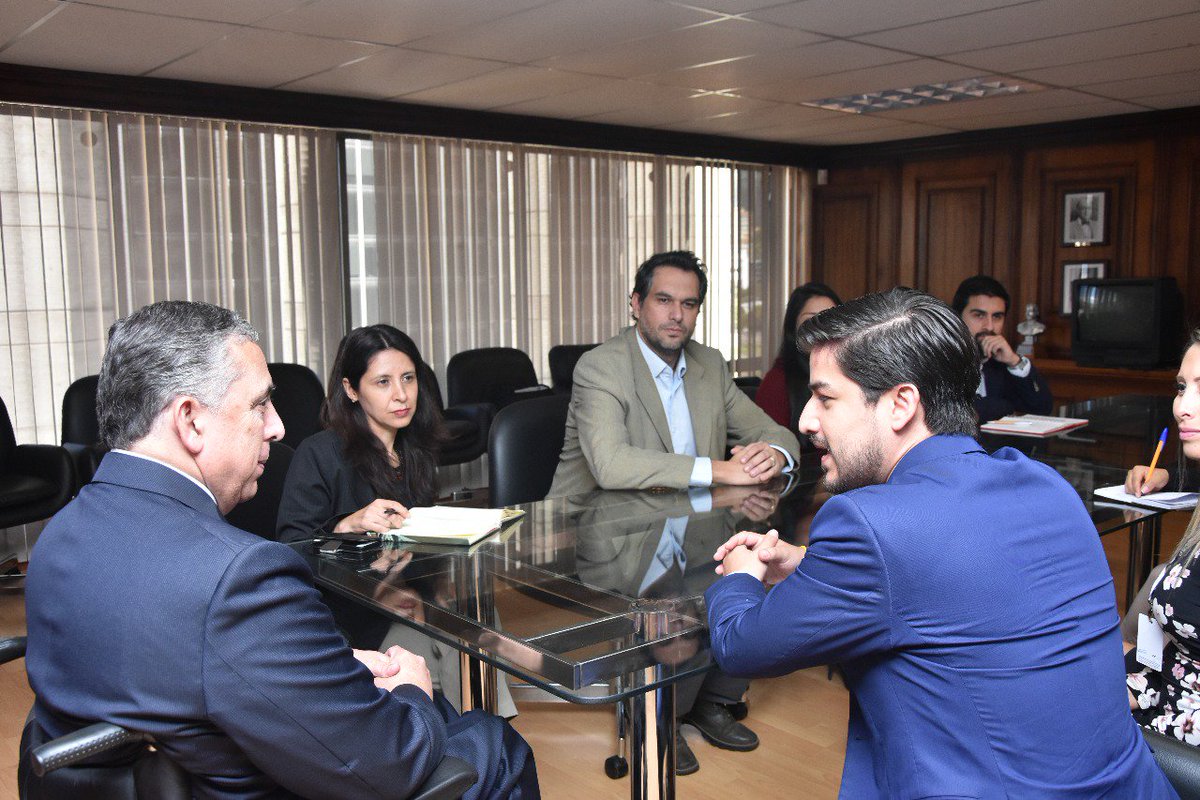 secap_ec's tweet photo. Nuestro Director Ejecutivo @Mario_Ecuador y Eduardo Tapia Embajador de #Chile en #Ecuador acordaron realizar alianzas estratégicas para poner en ejecución capacitación en áreas de manipulación de alimentos y gestión de riesgos. | Alianza 🇪🇨 y 🇨🇱 @Lenin Moreno, @ChileenEcuador https://t.co/mgDUZIeRDZ