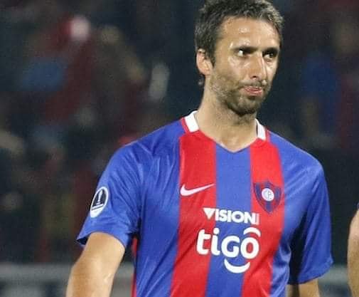 cancunapaj's tweet photo. Viniste a ultima hora y cuando nuestra defensa daba lastima, pusiste orden, saliste campeón con el club mas grande del Paraguay y estoy seguro que te enamoraste de estos colores. Muchas gracias General! https://t.co/3TbHql51Xo
