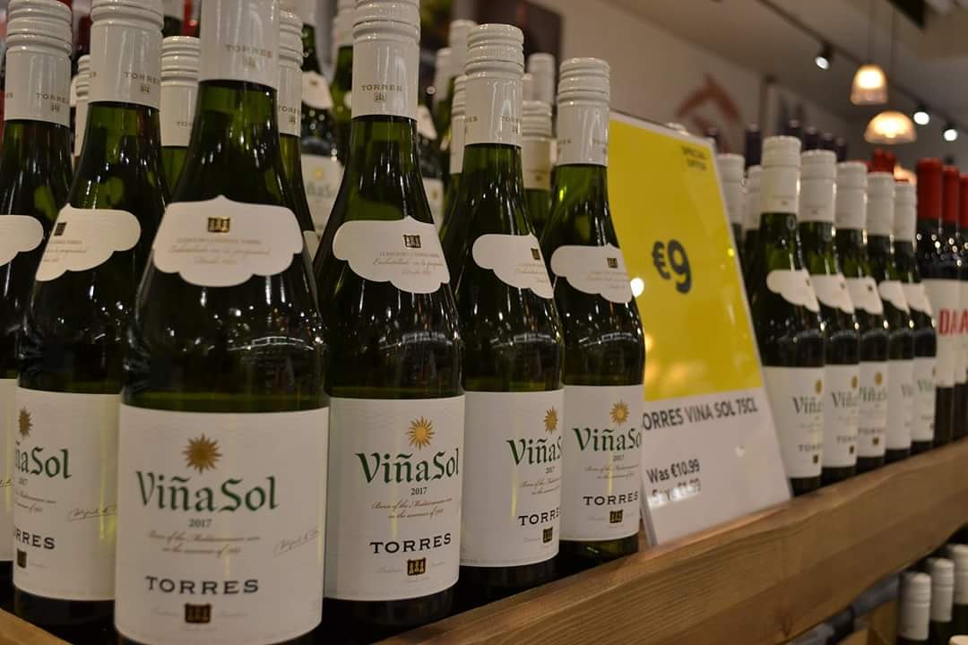 A nice glass of Vińa Sol to start your weekend off. And to top it off it's on special offer at only €9. Always drink alcohol responsibly. 

#weekendstartsrightnow #vińasol #wine #supervalu #SVSUNDRIVE