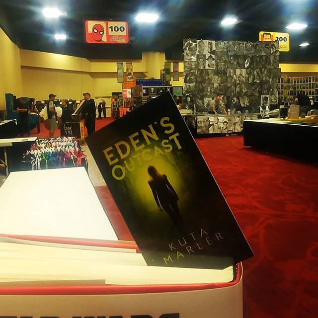 EAKM's tweet photo. Come find me at @sanfranciscocomiccon at @bardstower (I can't believe it we are next to @yayahan !!!)
#EdensOutcast #KutaMarler #LilWasHere #writerslife #writersofig #fantasy https://t.co/6adG5K5Bkc https://t.co/Lp81bfyIaH