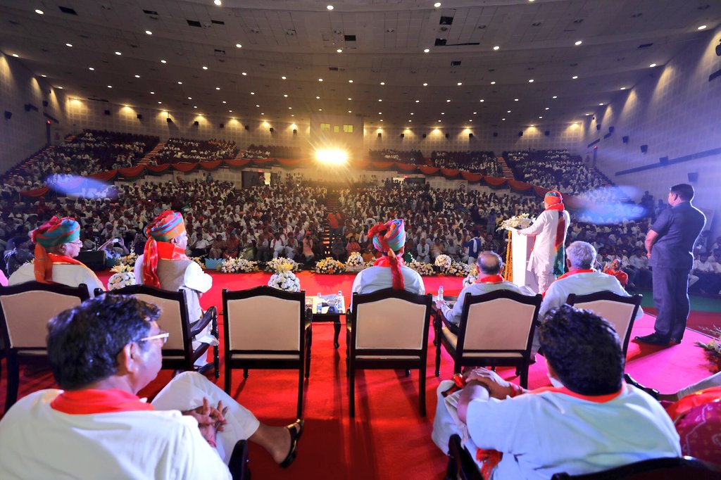 AmitSah45097409's tweet photo. भाजपा और उसके कार्यकर्ताओं ने कभी सत्ता प्राप्ति के लिए कार्य नहीं किया बल्कि अपनी विचारधारा को जन-जन तक पहुँचाने और देश का मान बढ़ाने के लिए कार्य किया है। भाजपा एक जमीन पर काम करने वाली पार्टी है और इसलिए हमारा सर्वोच्च नेता भी एक जमीन से बड़ा हुआ नेता है। https://t.co/q6bzzdU203