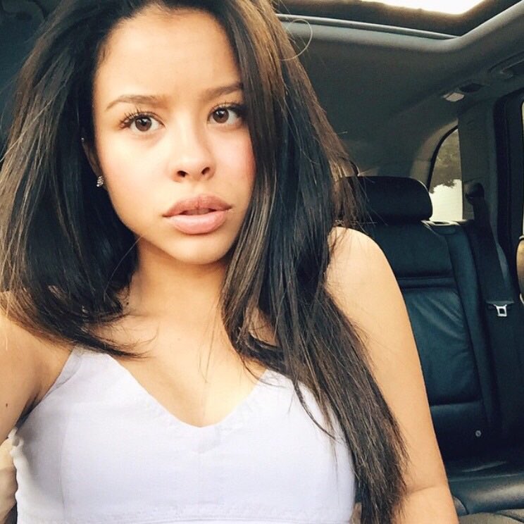 @𝐐𝐮𝐞𝐞𝐧𝐑𝐞𝐢𝐧𝐚 posted a new story! 

         “loving the sunny weather.”