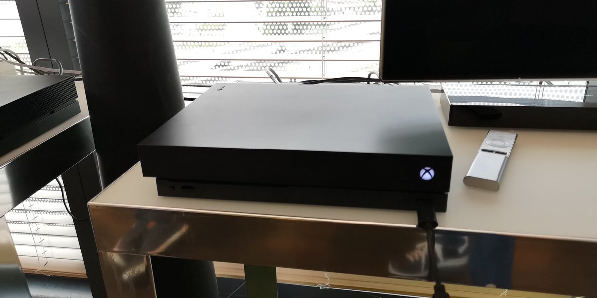 MyraAdAstra's tweet photo. #StateOfDecay2 sur #Xbox One X écran Samsung QLed à la #ExplorerParty https://t.co/8mUlARpoeS