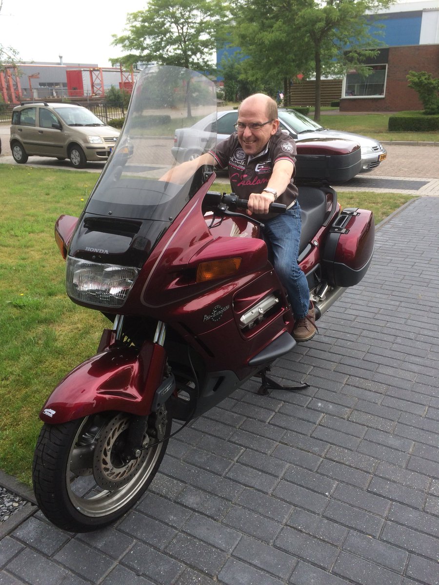 DeReest's tweet photo. Indien gewenst bezorgen wij uw drukwerk ook aan huis.
Maak kennis met de enige echte Racekoerier van De Reest Multimedia, het bedrijf waar véél en véél meer wordt geproduceerd dan drukwerk. https://t.co/oPPLAXU1oi