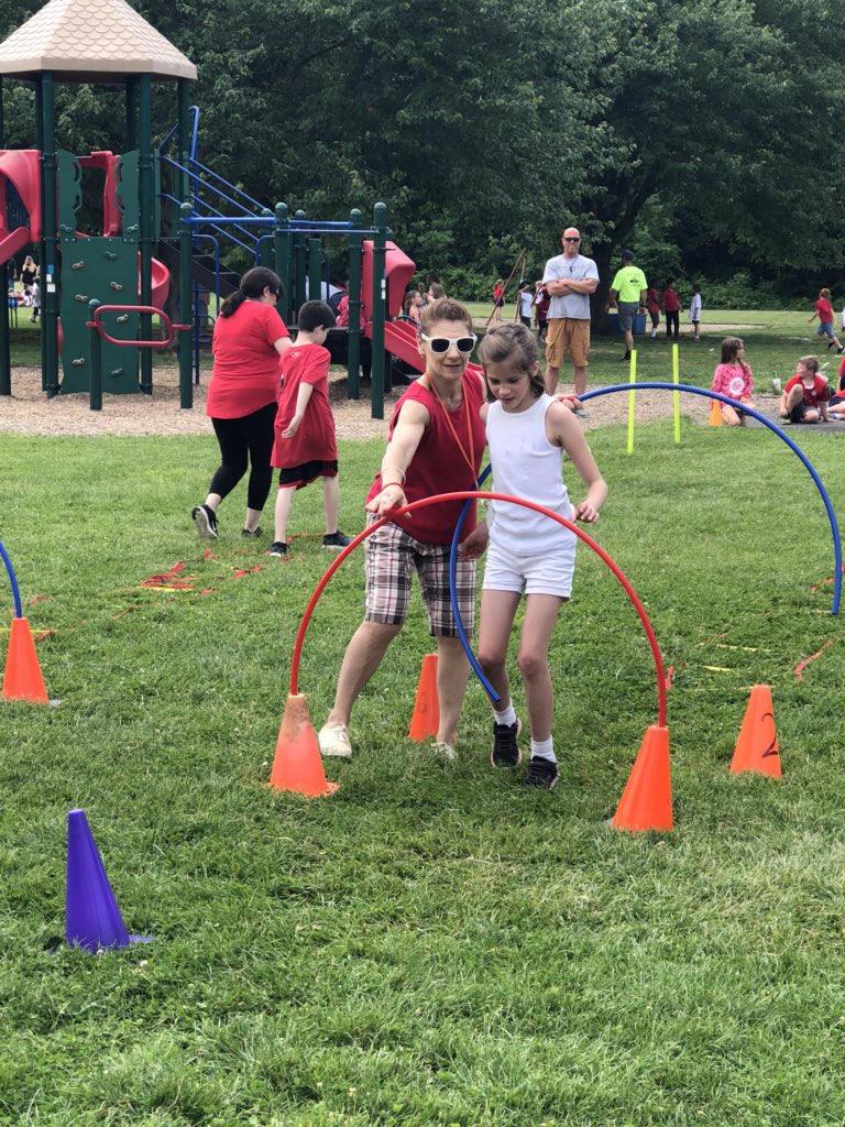 SayenMD_'s tweet photo. Kyana had so much fun at Megan’s place planting flowers with the 5th grade classes! We also had a busy afternoon with field day! Happy Friday everyone! ☀️ @SayenLions https://t.co/s4Wjnrqw4V