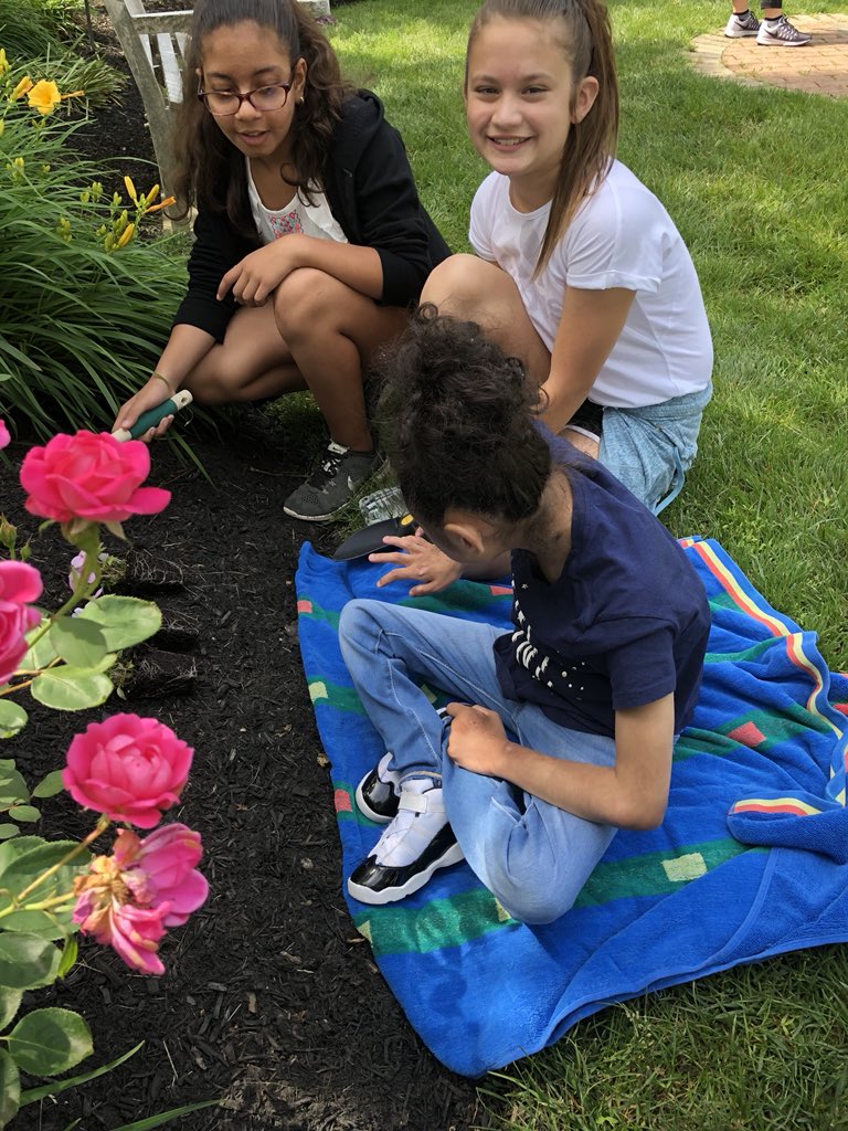 SayenMD_'s tweet photo. Kyana had so much fun at Megan’s place planting flowers with the 5th grade classes! We also had a busy afternoon with field day! Happy Friday everyone! ☀️ @SayenLions https://t.co/s4Wjnrqw4V