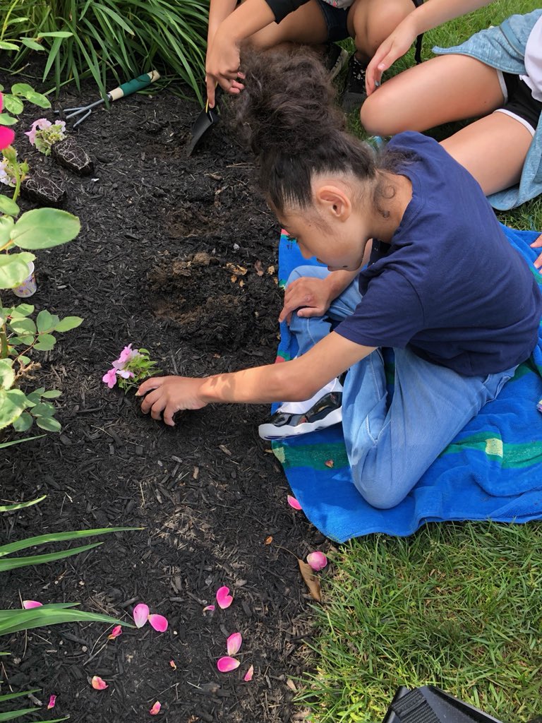 SayenMD_'s tweet photo. Kyana had so much fun at Megan’s place planting flowers with the 5th grade classes! We also had a busy afternoon with field day! Happy Friday everyone! ☀️ @SayenLions https://t.co/s4Wjnrqw4V