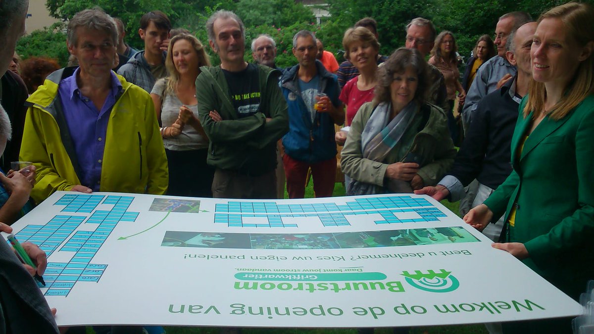 Energie_U's tweet photo. Het was vanmiddag weer tijd voor een zonnepanelenfeestje, de officiële opening van Buurtstroom Griftkwartier Daar komt jouw stroom vandaan! #zon10daagse https://t.co/q9D4kiv88C