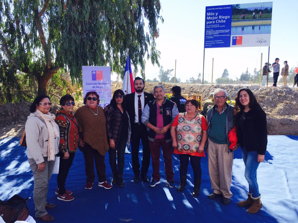 AtacamaEconomia's tweet photo. SEREMI @Manu_Nanjari junto a Ministro @MinagriCL seremi de @MinagriAtacama y @GOREAtacama en Ceremonia de inauguración tranque el 5 y entrega de 8 bonos de Ley de Fomento de riego y drenaje con beneficio para más de 240 regantes de la Provincia del #Huasco #CHileLoHacemosTodos https://t.co/7CdAYxnalx