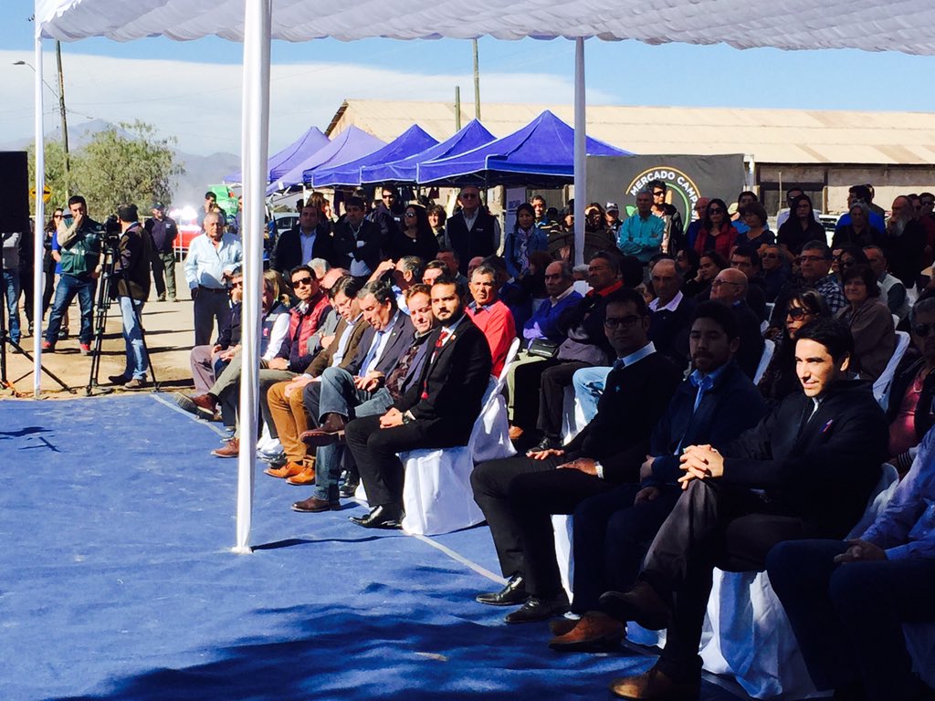 AtacamaEconomia's tweet photo. SEREMI @Manu_Nanjari junto a Ministro @MinagriCL seremi de @MinagriAtacama y @GOREAtacama en Ceremonia de inauguración tranque el 5 y entrega de 8 bonos de Ley de Fomento de riego y drenaje con beneficio para más de 240 regantes de la Provincia del #Huasco #CHileLoHacemosTodos https://t.co/7CdAYxnalx