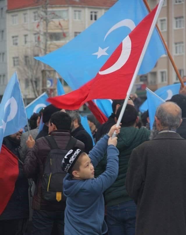 Ben bir Türk'üm,
O ağlarken ben gülemem
O ölürken ben kalamam!

#DoğuTürkistanaElUzat