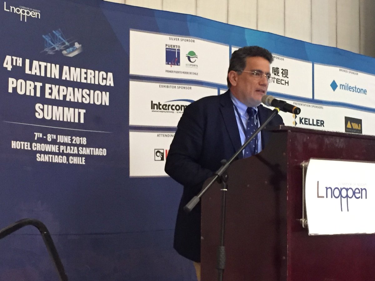 mundomaritimo's tweet photo. Alan Duque, gerente general de #Compas, Colombia, expone el crecimiento planificado del puerto hasta 2032 en 4th Latin America Port Summit https://t.co/jnn2liy3Tk