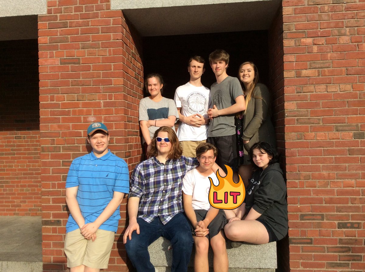 ehainesOOB_ART's tweet photo. Art Club outing for first Friday in Portland. A fun night to celebrate a great year and great students! 

#artclub #oobhsart #OOBSchools https://t.co/6BbYLRMZx4