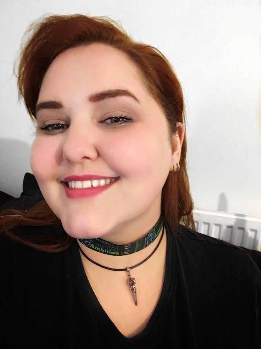 The lovely @dawnkurtagich modelling a Slytherin Choker I custom made for her 😍 🐍 

Is this something you’d like to see in the shop?

#harrypottergifts #handmade #etsyhandmade #slytherin