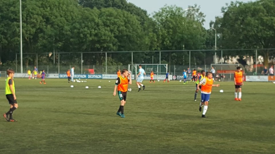vToppers's tweet photo. Heerlijke training met Soccer Academy Eindhoven! Meer dan 40 spelers weten de weg al te vinden naar SAE TOP https://t.co/aimPA8mcKZ