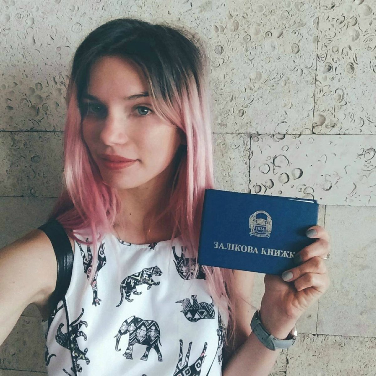 13flag's tweet image. Это песня последней встречи.
Я взглянула на темный дом.
Только в спальне горели свечи
Равнодушно-желтым огнем.