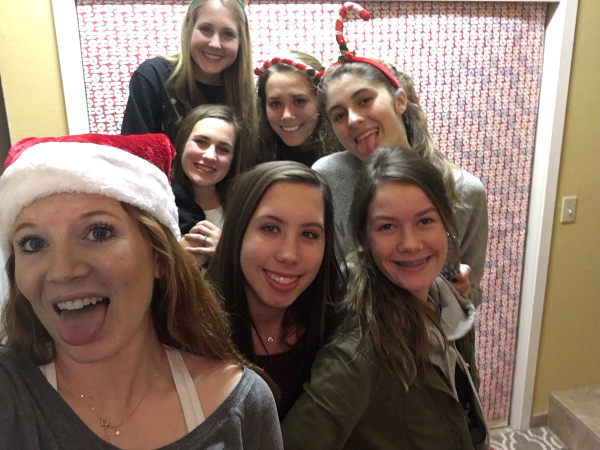 renae_heida's tweet photo. happy national best friends day to my best friends 💗💗 https://t.co/z7kqnqibuz