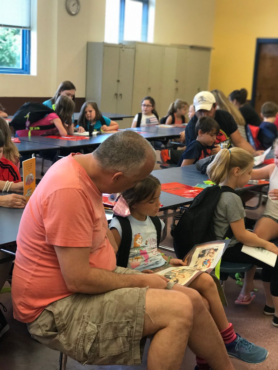 UnitedWEREADkpt's tweet photo. We loved hosting the first #FamilyFriday for @KCS_District's @ReadtobeReadyTN campers!! Families engaged with students, trying out reading & writing activities they could replicate at home! #Access #Choice #Time #ReadToLead @TNedu @McQueenCandice @deballen1108 https://t.co/u7WI7Z06dG