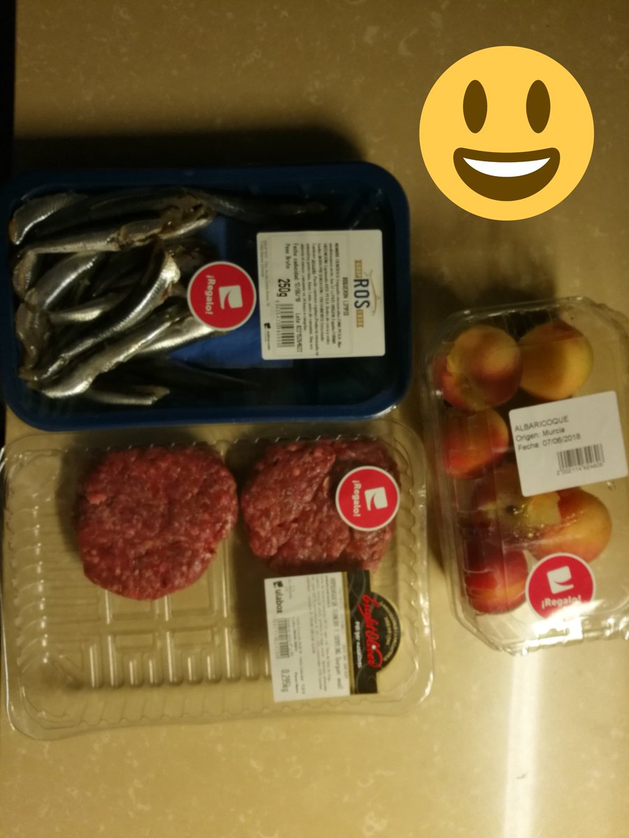 marticbernat's tweet photo. Estos de @ulabox son muy buenos. Ayer por la mañana les cambié el dia y la hora de entrega, ningún problema, incluso "sonriendo". Hoy llegan puntuales y con regalos. Magnífico servicio y excelente calidad.@davidcampoydj #Retail #MarketPlace #marketing #service https://t.co/UFErFXyoM6