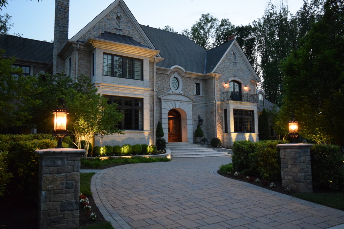 steven_talcott's tweet photo. I see your driveway and I raise you. @kevincarrolllan @paverpete1 @EZyrkowski @techotaphouse @techobloc #Techobloc #Blu80 #whyihardscape #paverdriveways #permeabledriveways https://t.co/TN6IgoDdJ0