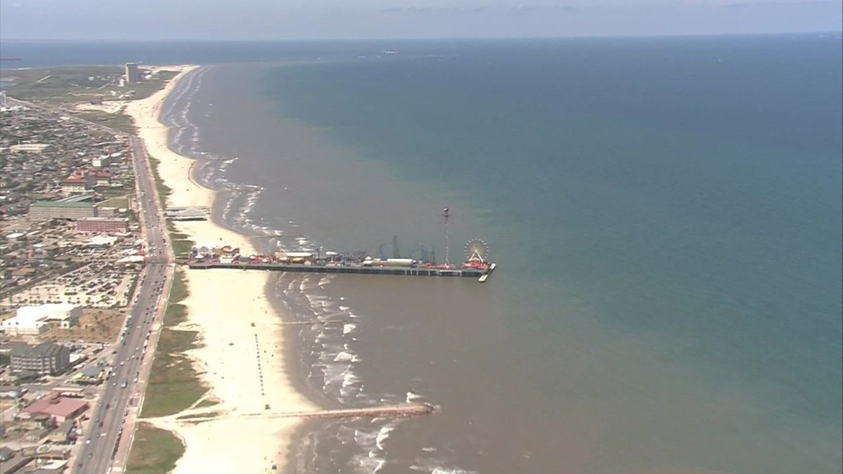 KPRC2's tweet photo. WATCH LIVE: #Sky2 over blue water spotted off #Galveston again https://t.co/6k2NoUSUD8 https://t.co/68ALomhP1N
