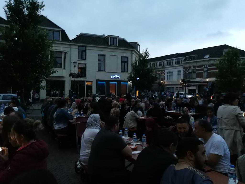 Freddekkers's tweet photo. Fijne #Iftar op #Moskeeplein voor Ulu moskee in #Lombok. Mensen uit de wijken de hele straat praten geanimeerd met elkaar https://t.co/Hbh8rwLtub