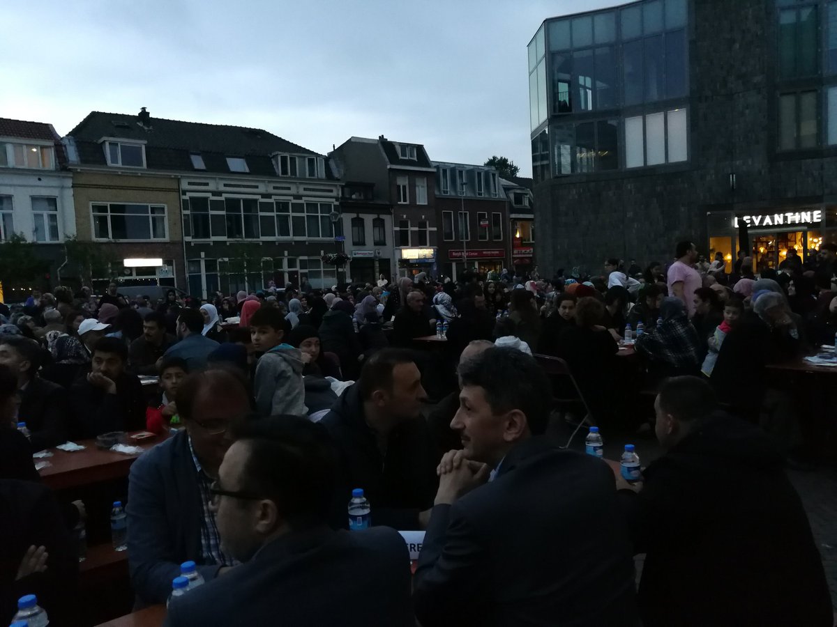 Freddekkers's tweet photo. Fijne #Iftar op #Moskeeplein voor Ulu moskee in #Lombok. Mensen uit de wijken de hele straat praten geanimeerd met elkaar https://t.co/Hbh8rwLtub