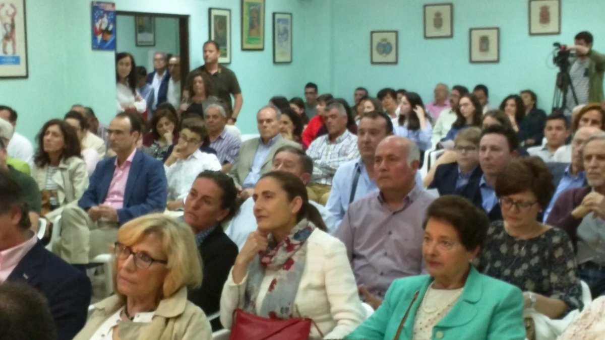 iesategua's tweet photo. Ceremonia de entrega de premios del XXIX Certamen de Literatura Ategua. https://t.co/JWMVX4etQd