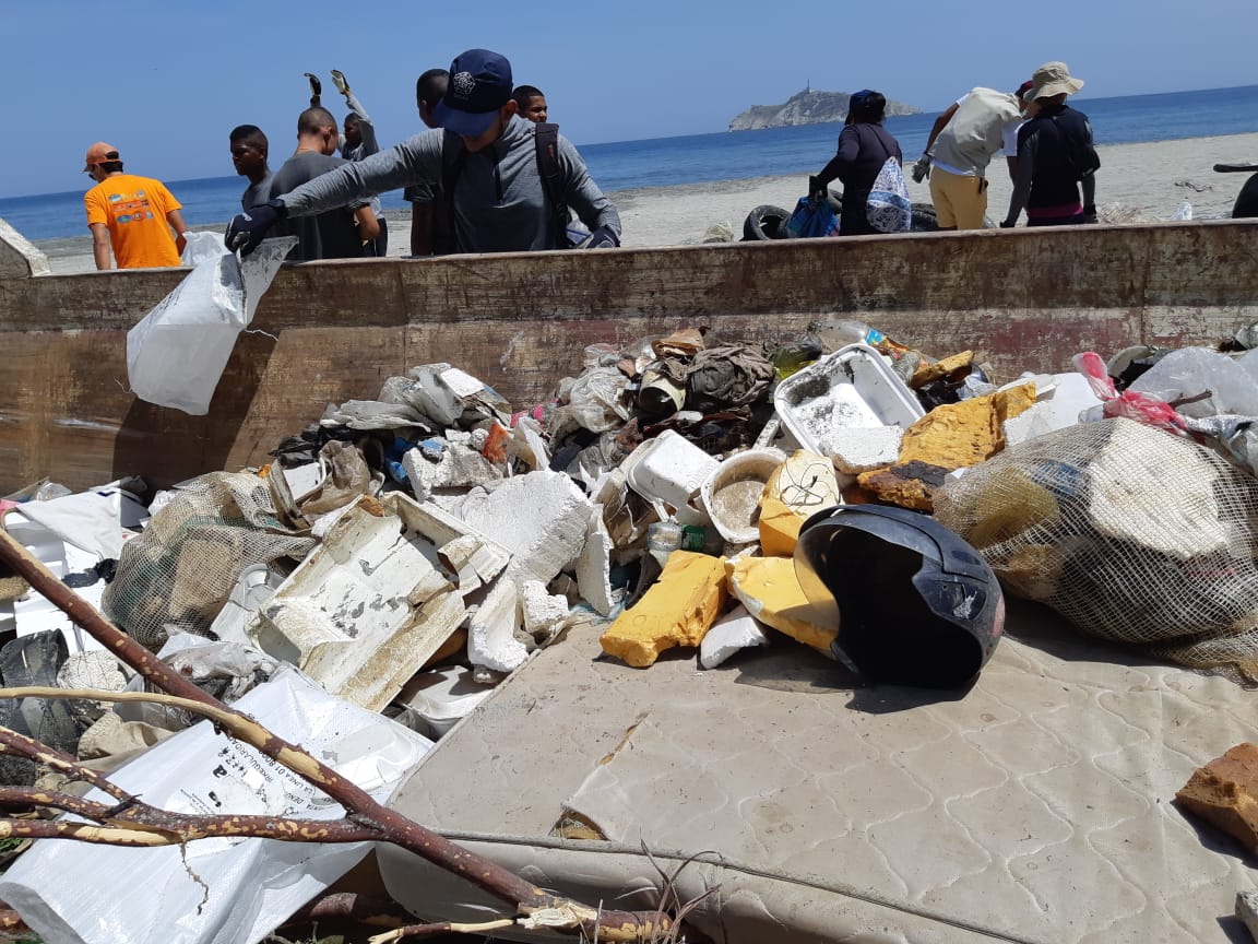 ClaudiaElenaV's tweet photo. Gracias a todos los que se unieron esta mañana a la #playaton en el #diamundialdelosoceanos , q vaina tener q sacar todo este basurero de nuestros rios y mares! Gracias a nuestro equipo de @traslaperla y nuestros aliados pero ojalá no tuvieramos que hacer estas jornadas mmm https://t.co/8J2jQaseNK