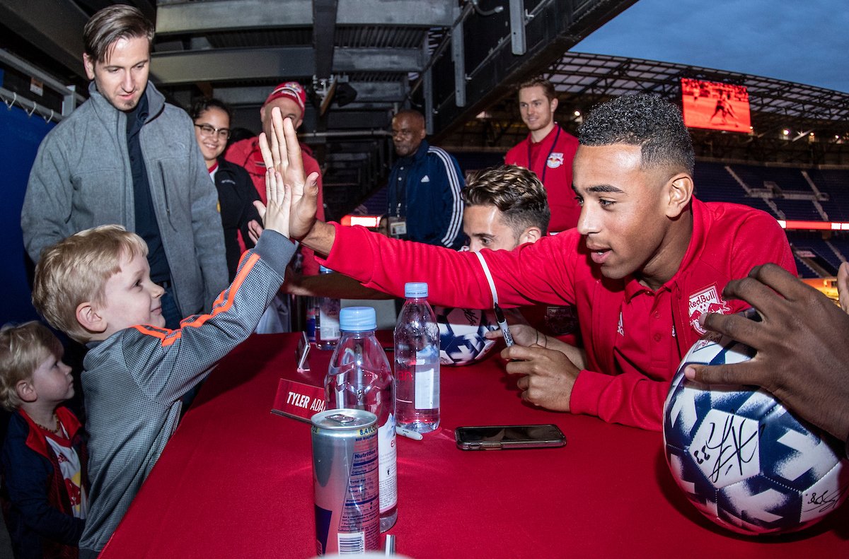 RBNYHelp's tweet photo. #NationalBestFriendsDay #RBNYAutographSession #RBNY https://t.co/5V46CU5xB9