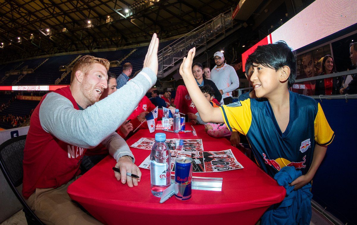 RBNYHelp's tweet photo. #NationalBestFriendsDay #RBNYAutographSession #RBNY https://t.co/5V46CU5xB9