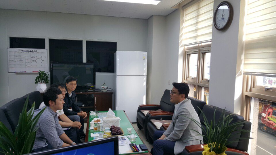 오늘 성남시 부시장님(이재철)께서
보이스피싱범을 검거한 
은행2동 고경환 주무관을
격려하시기 위해 두손가득
선물(피자)과 함께 은행2동주민센터를 
방문해주셨습니다.
격려해 주셔서 감사합니다~

시민이 행복한 #성남시
은근히 행복한 동 #은행2동