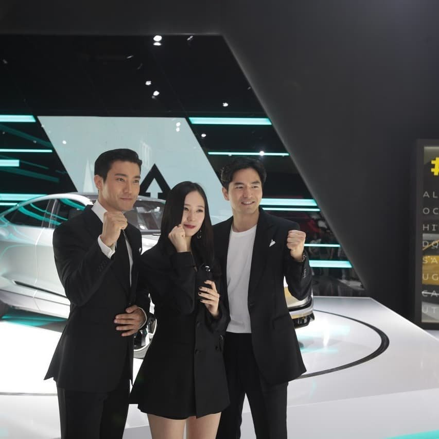 WeLoveChoiSiwon's tweet photo. 180607 - leonardday_ IG update with Siwon: "#InternationalMotorShow #2018 #Audi #A8 #Krystal #LeeJinWook #ChoiSiwon" #BIMOS2018 https://t.co/IOt6QESlF9
