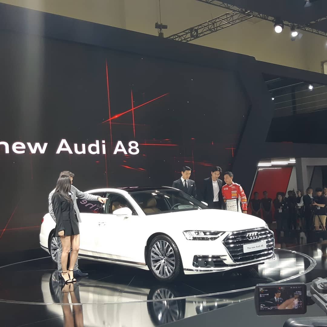 WeLoveChoiSiwon's tweet photo. 180607 - leonardday_ IG update with Siwon: "#InternationalMotorShow #2018 #Audi #A8 #Krystal #LeeJinWook #ChoiSiwon" #BIMOS2018 https://t.co/IOt6QESlF9