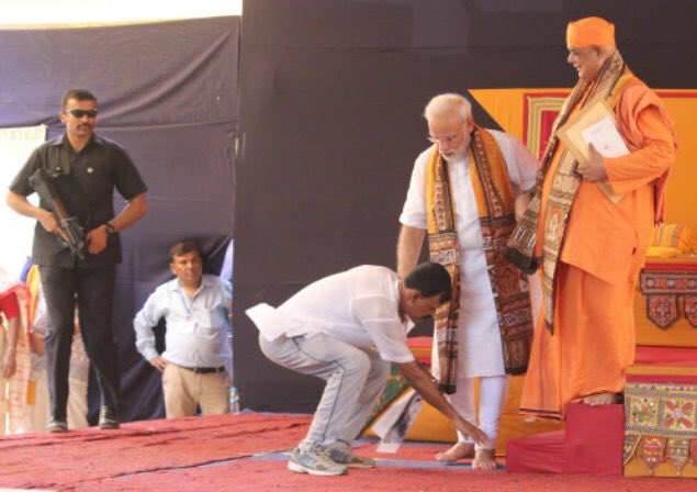 BhaktTak's tweet image. Plot to assassinate PM Modi revealed, this man who breached PM&apos;s security cover, could be a part of the plan. @DelhiPolice please arrest this man for further investigation. Indian PM is our national asset. 🇮🇳 
#ModiAssasinationPlot 
Via @RoflGandhi_