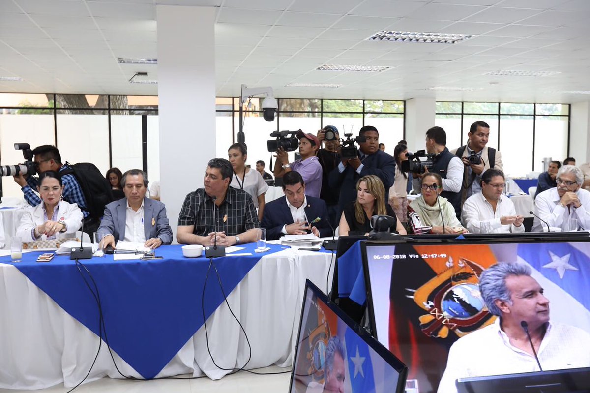 Ministro #MauroToscanini junto a Presidente <a href="/Lenin/">Lenín Moreno</a> Moreno y Vicepresidenta <a href="/marialevicuna/">Ma. Alejandra Vicuña</a>, ministros y secretarios de Estado participan en #GabineteMilagro. En este espacio se evalúa la gestión gubernamental.