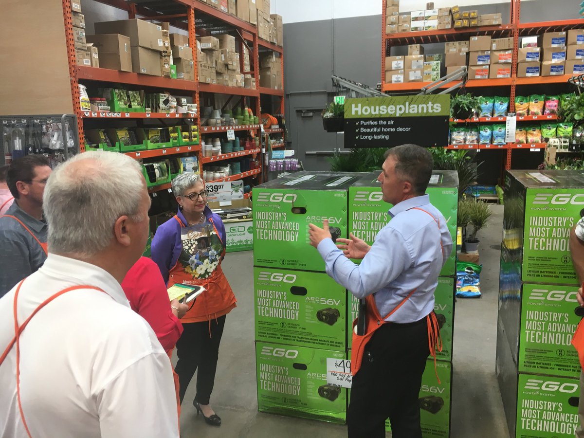 Gregg Kenny RMM speaking to Carol Tome at store 1505 about D28 portable Power. D214strong..