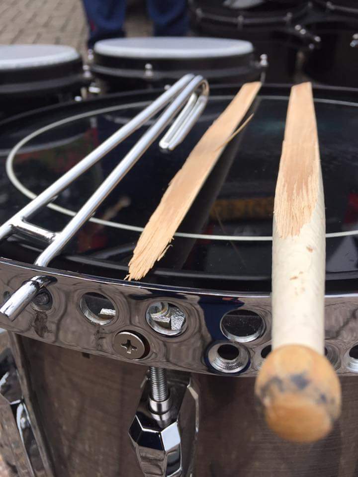 VFanfare's tweet photo. Vanavond mochten wij samen met @showbandurk de wandelaars van Avond4Daagse Urk muzikaal naar de finish begeleiden. Een tweetal slagwerkers hadden echter iets minder geluk vanavond 😂. 

Optredens volgende week: 
 - vrijdagavond in Nijeveen  
- zaterdag streetparade in Hasselt https://t.co/UYVTUxNyi1