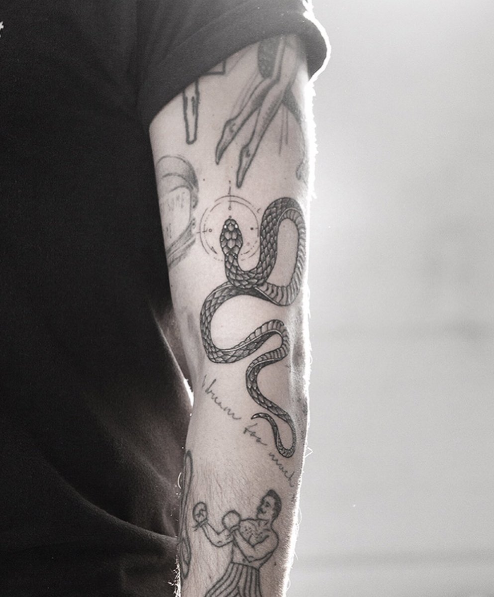 THWonderland's tweet photo. new photos: bill‘s new tattoo - „It was a great pleasure to add this Snake addition on @billkaulitz while chatting about the origins of extraterrestrial life forms.“

https://t.co/1BkU6B3e4l #tokiohotel #billkaulitz https://t.co/9OqZL15MTn