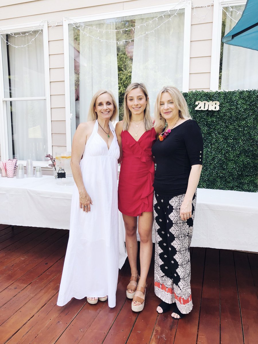 BeSoStyle's tweet photo. Cheers to the weekend! 🍹Sharing some garden party vibes from last weekend 🍹Miss u already @PamStasneyStyle #bohochic #bohostyle #bohemian #jungalowstyle #outdoordecor #gardenparty #weekendvibes #photostylist #partydecor #pursuepretty https://t.co/2AgowK49Vz