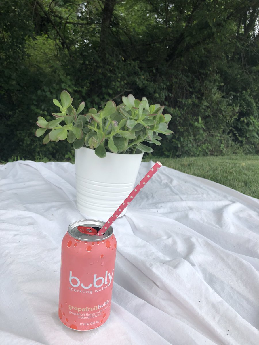 BeSoStyle's tweet photo. Cheers to the weekend! 🍹Sharing some garden party vibes from last weekend 🍹Miss u already @PamStasneyStyle #bohochic #bohostyle #bohemian #jungalowstyle #outdoordecor #gardenparty #weekendvibes #photostylist #partydecor #pursuepretty https://t.co/2AgowK49Vz