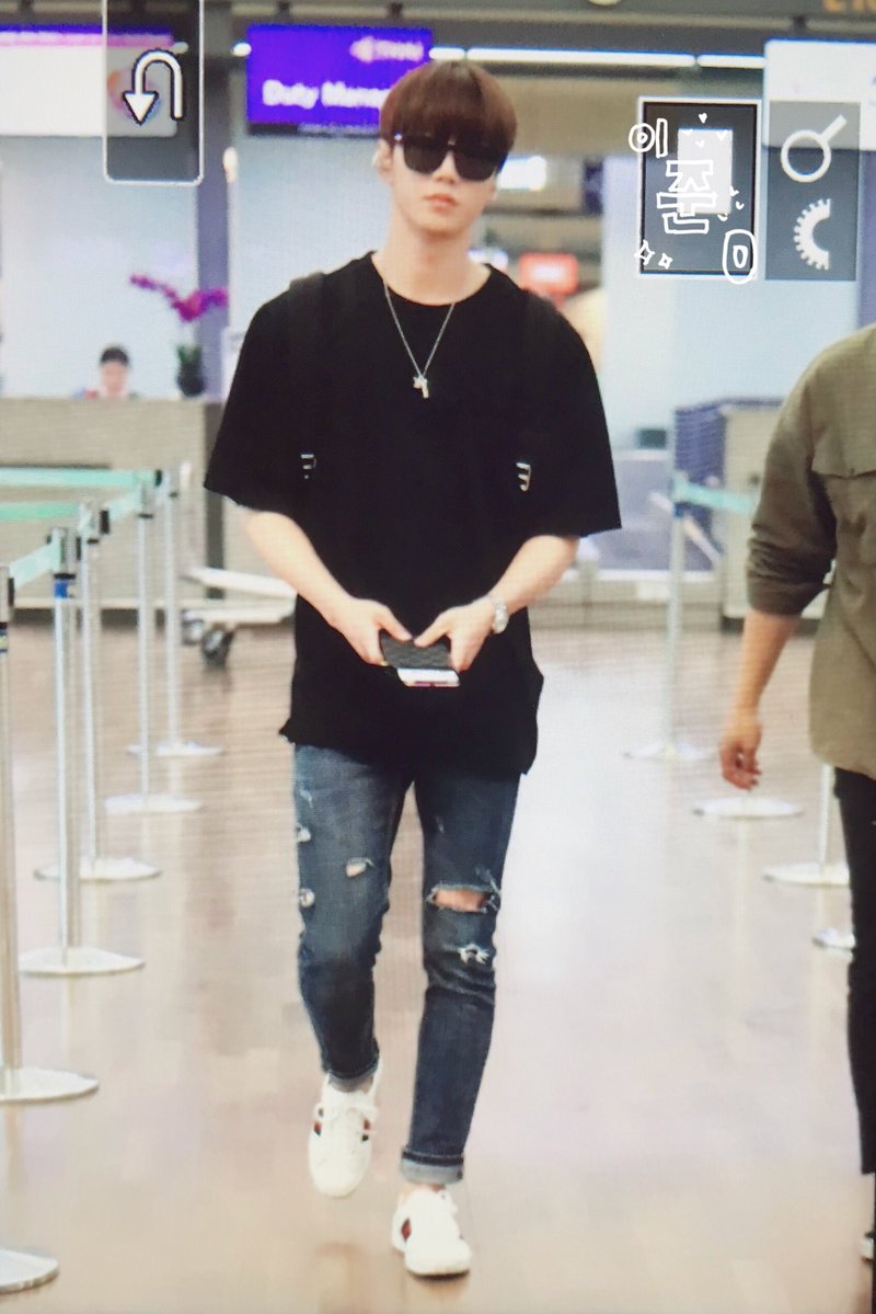 Autumn_Serenade's tweet image. So judging by Jun's clothes this all happened on the same day... unless he didn't wash up 😂
So he filmed his drama, hung out with the kid then went off to the airport... all in 1-2 days? 🤔 Busy indeed...
#theunit #unitb #unb #ukissjun #ukiss #jun #goodbyetogoodbye