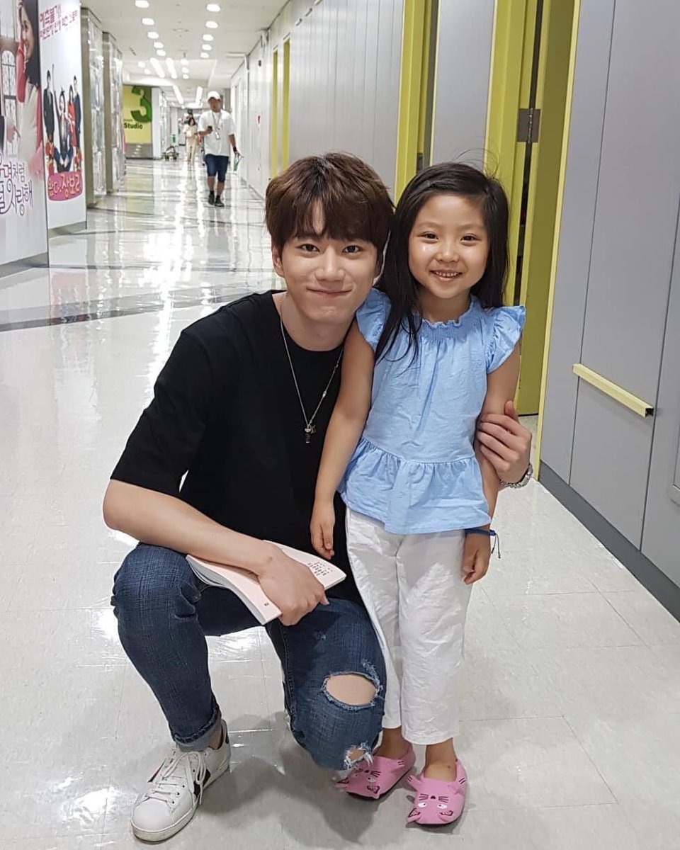 Autumn_Serenade's tweet image. So judging by Jun's clothes this all happened on the same day... unless he didn't wash up 😂
So he filmed his drama, hung out with the kid then went off to the airport... all in 1-2 days? 🤔 Busy indeed...
#theunit #unitb #unb #ukissjun #ukiss #jun #goodbyetogoodbye